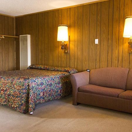 The Village Inn Motel & Restaurant 查里斯 外观 照片